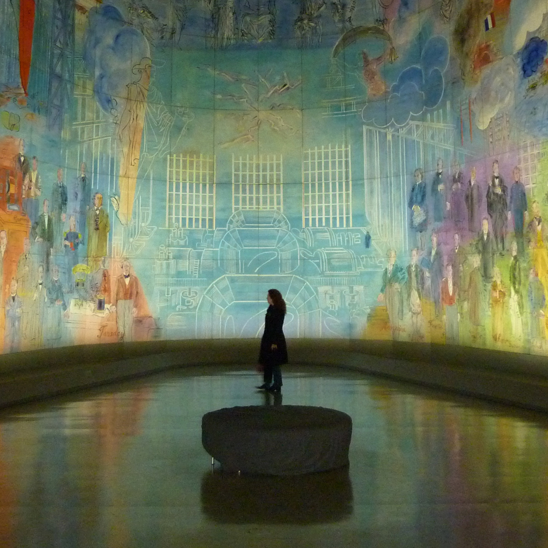 אשה עומדת במרכז מוזיאון