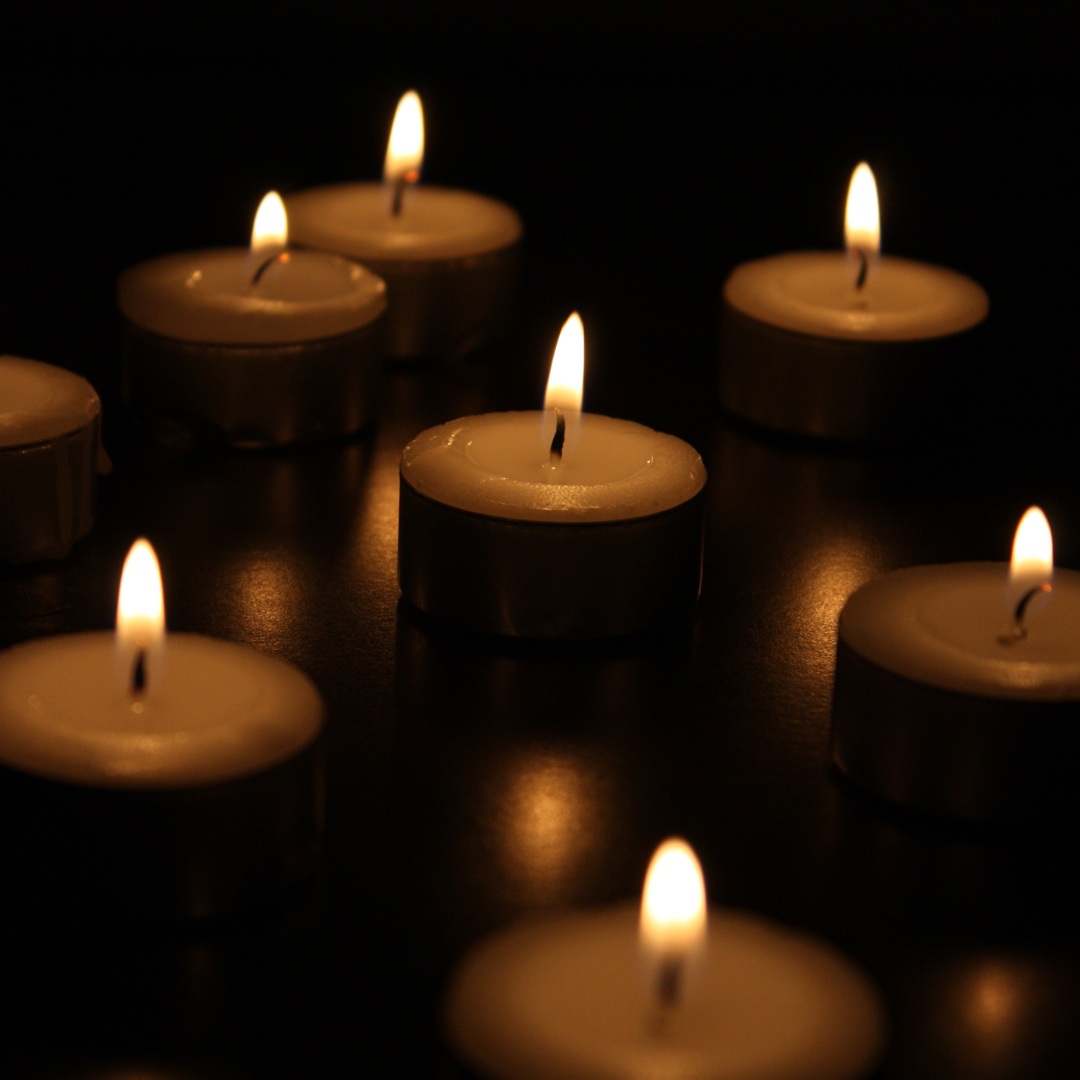 נרות דולקים לרגל יום הזיכרון לשואה ולגבורה